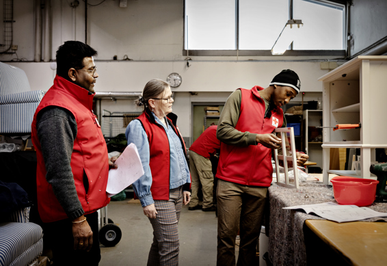 Med blandt andet en storbutik og byggegenbrug har Holstebro-formand Britt Sandvad brug for mange frivillige. Det hjælper tre rekrutteringsfrivillige blandt andet med
