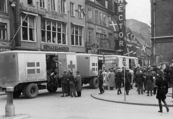 Røde Kors hjælper frigivne københavnske betjente hjem fra internering i Frøslevlejren 6. maj 1945. Her en pause på køreturen fra Jylland i Flakhaven i Odense. Foto: Odense Stadsarkiv