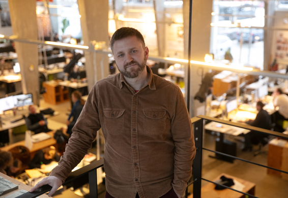 Lars Rex Christensen. Arkitekt siden 2009. Bor i en lille lejlighed på Vesterbro, undtagen om sommeren, hvor han flytter i kolonihave. Frivillig i Fra Bolig til Hjem siden 2019. Har hjulpet seks kvinder med at skabe et hjem efter volden.