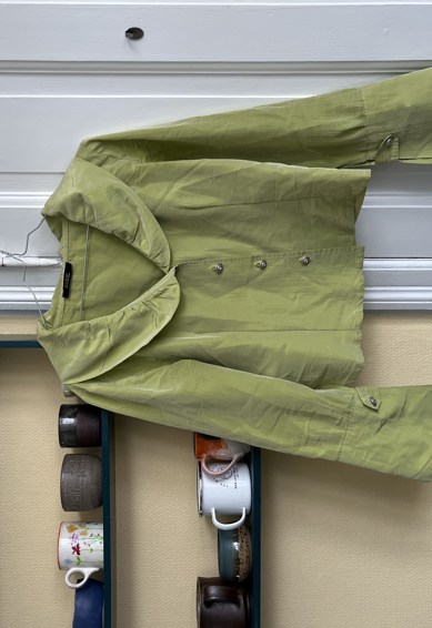 En bluse med mange reparationer bag sig. Den fortjener at leve i mange år