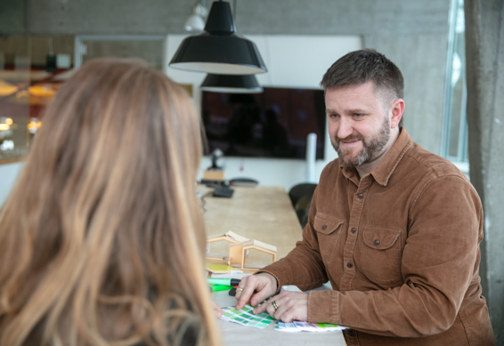 Lars bruger sin faglighed som arkitekt til at fremhæve den nye boligs muligheder og vise, hvordan man med indretning, ændringer og farver kan gøre det til et hjem for kvinden og hendes familie. ”I løbet af de fem til syv møder, det tager, kan man mærke at det bliver mere og mere et hjem for dem.”
